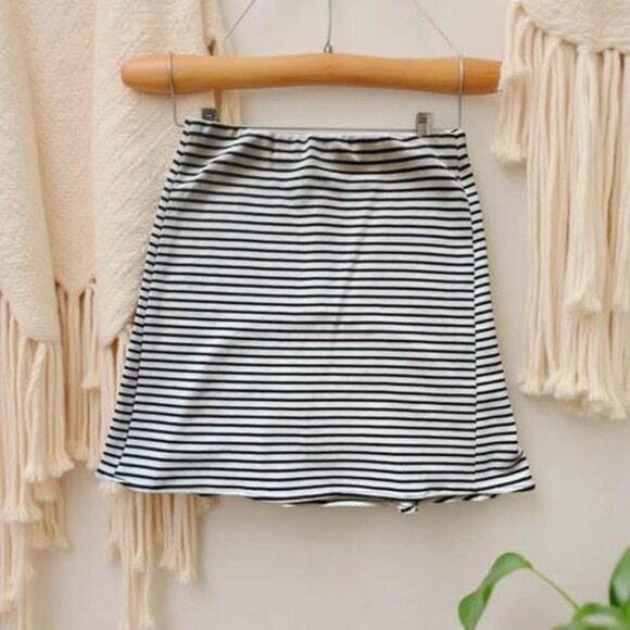 BLACK/WHITE STRIPE SKIRT - Picture 1 of 3